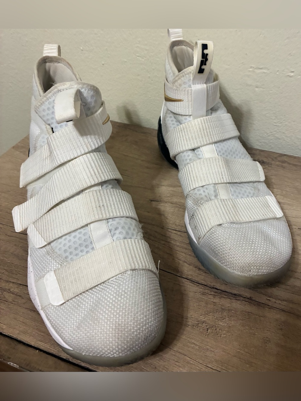 Nike Men’s LeBron Zoom Solider 11 Sneakers